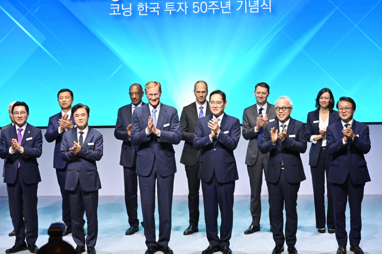 1일 오전 충남 아산 탕정 디스플레이시티 코닝 정밀소재 2단지에서 코닝의 ‘한국 투자 50주년 기념행사’가 열리고 있다. 이재용(왼쪽에서 4번째) 삼성전자 회장과 웬델 윅스(왼쪽에서 3번째) 코닝 회장 겸 최고경영자(CEO)가 박수를 치고 있다. [연합]