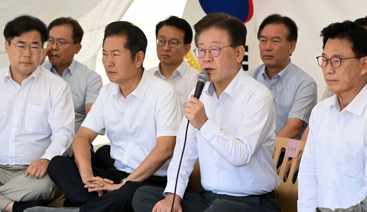 무기한 단식에 돌입한 이재명 더불어민주당 대표가 1일 오전 서울 여의도 국회 앞 천막에서 열린 최고위원회의에 참석해 모두발언을 하고 있다. 이상섭 기자