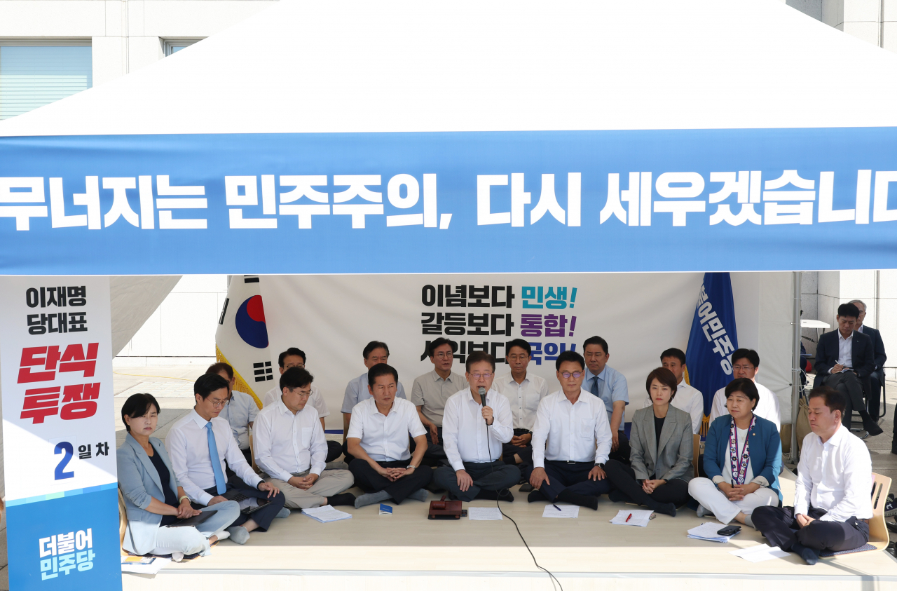 이재명 더불어민주당 대표가 1일 국회 단식농성장에서 열린 최고위원회의에서 발언을 하고 있다. [연합]