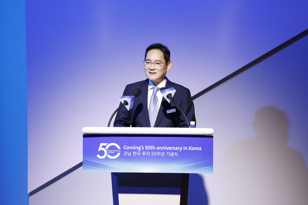 이재용(왼쪽) 삼성전자 회장이 발언하는 모습 [코닝 제공]