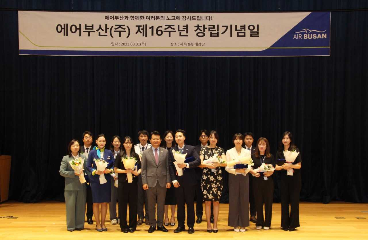 에어부산 창립 16주년 기념행사 수상자 대표단이 기념 촬영을 하고 있다. [사진=에어부산]