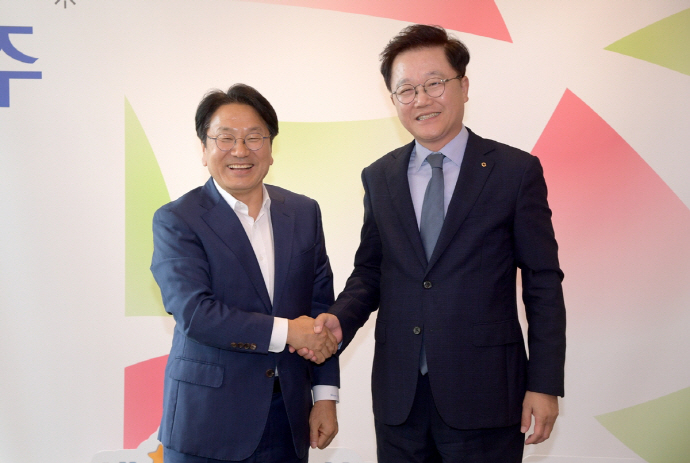 강기정 광주광역시장이 지난 8월 28일 시청 접견실에서 강석훈 KDB산업은행 회장의 예방을 받고 환담을 나눴다.[광주시 제공]