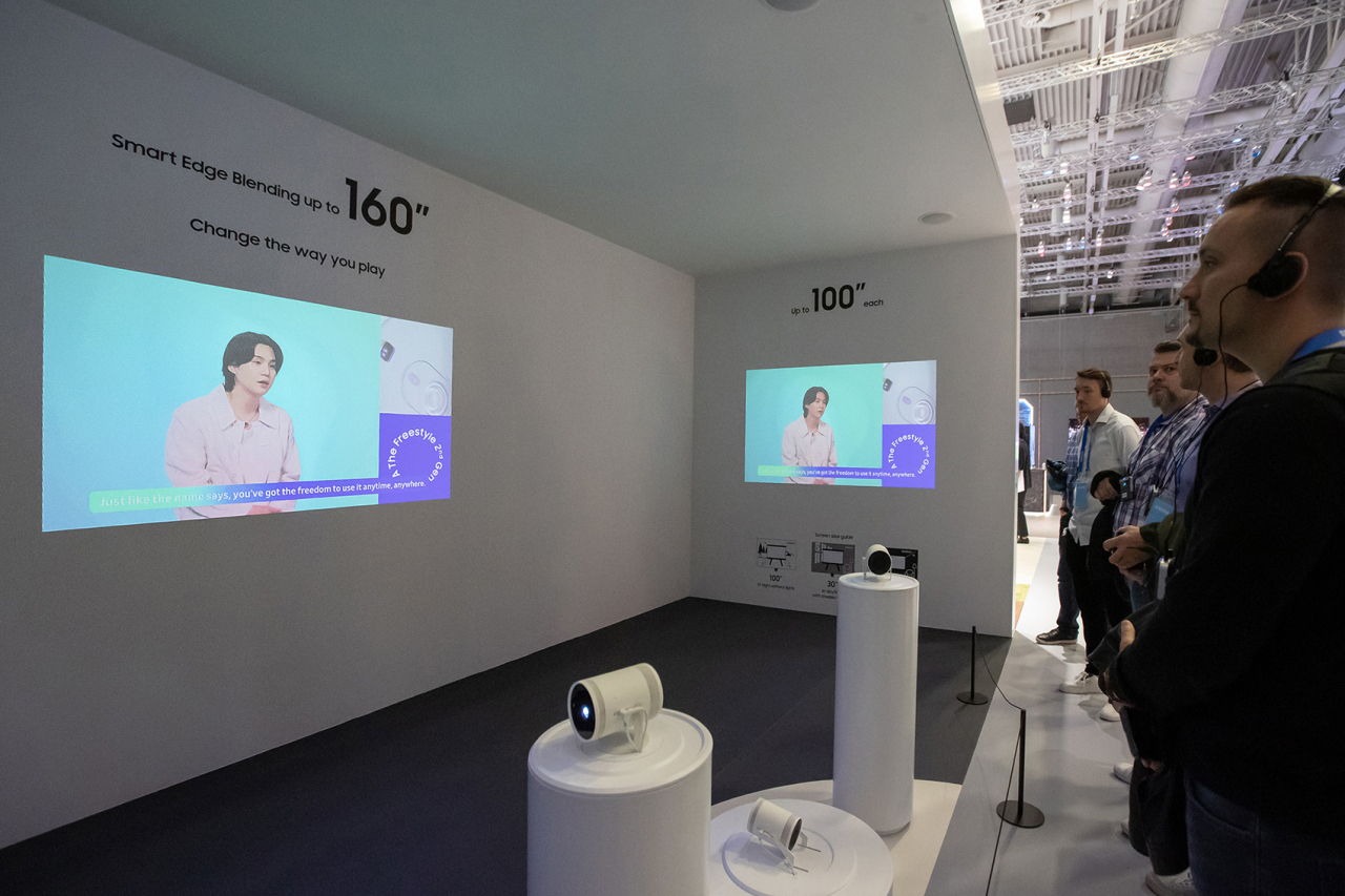 9월 1일부터 독일 베를린에서 진행되고 있는 IFA 2023 삼성전자 부스를 방문한 관람객이 BTS 슈가가 출연한 '더 프리스타일' 2세대 소개 영상을 흥미롭게 보고있는 모습
