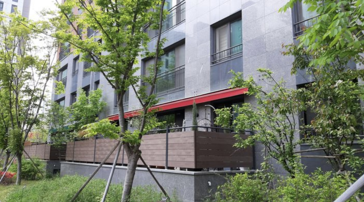 경기도 화성시 영천동 ‘동탄파크자이’ 아파트 1층에 가구별 테라스가 설치돼 있다. [호갱노노 갈무리]