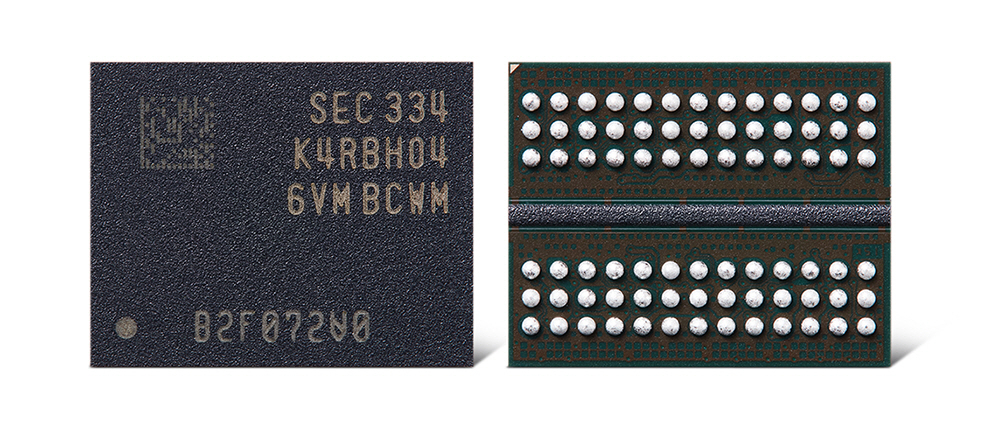 삼성전자가 현존 최대 용량 12나노급 32기가비트(GB) DDR5 D램을 개발했다고 1일 밝혔다. 사진은 삼성전자가 개발한 12나노급 32기가비트(GB) DDR5 D램. [연합]