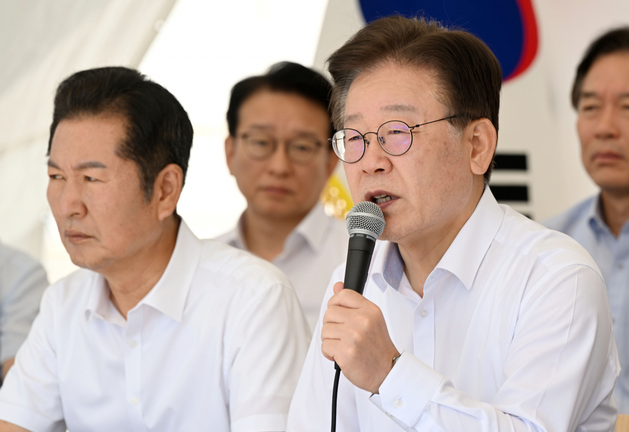 무기한 단식에 돌입한 이재명 더불어민주당 대표가 1일 오전 서울 여의도 국회 앞 천막에서 열린 최고위원회의에 참석해 모두발언을 하고 있다. 이상섭 기자