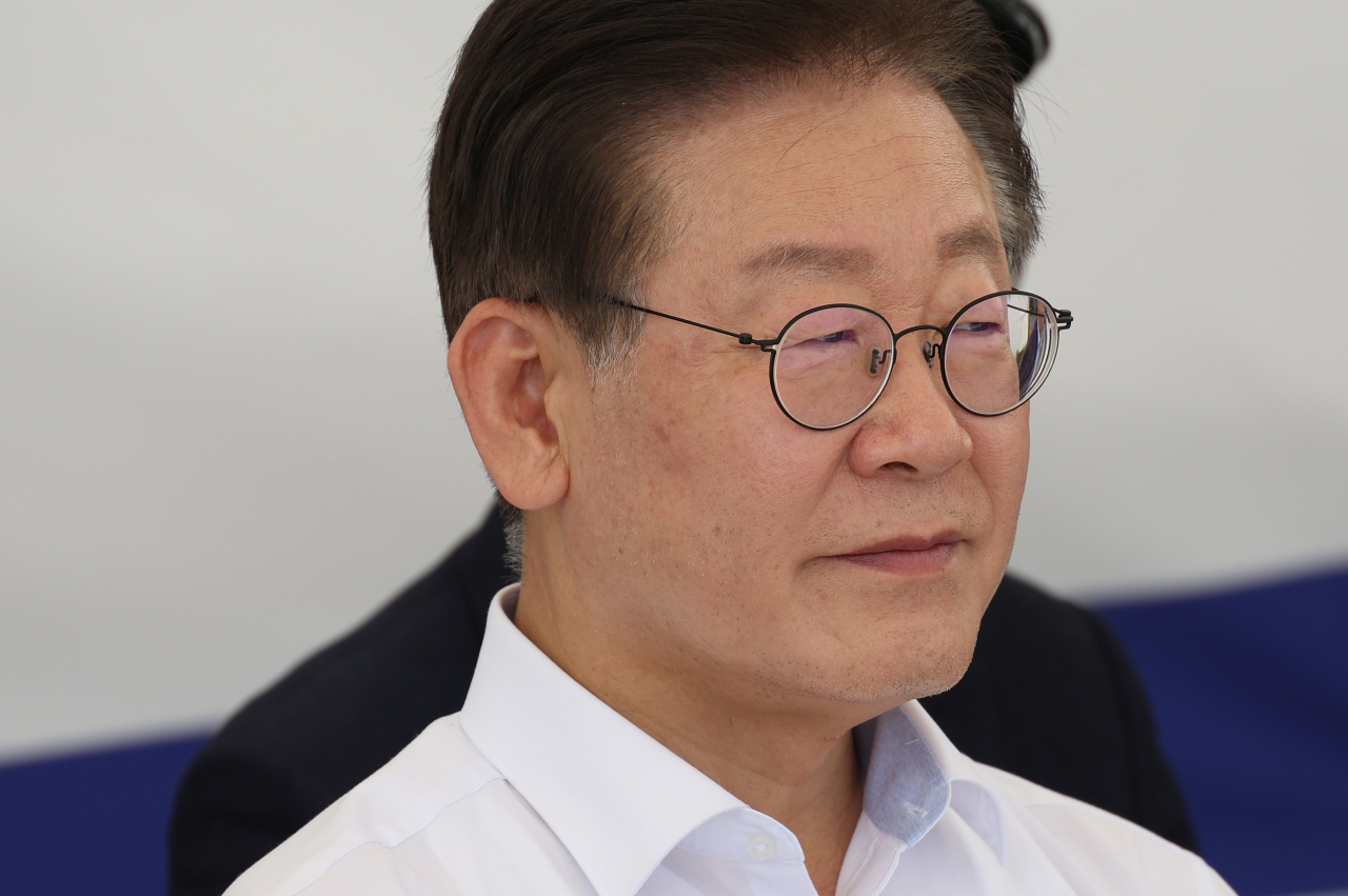 이재명 더불어민주당 대표가 지난달 31일 오후 국회 본청 앞에서 단식 농성을 하고 있다. [연합]
