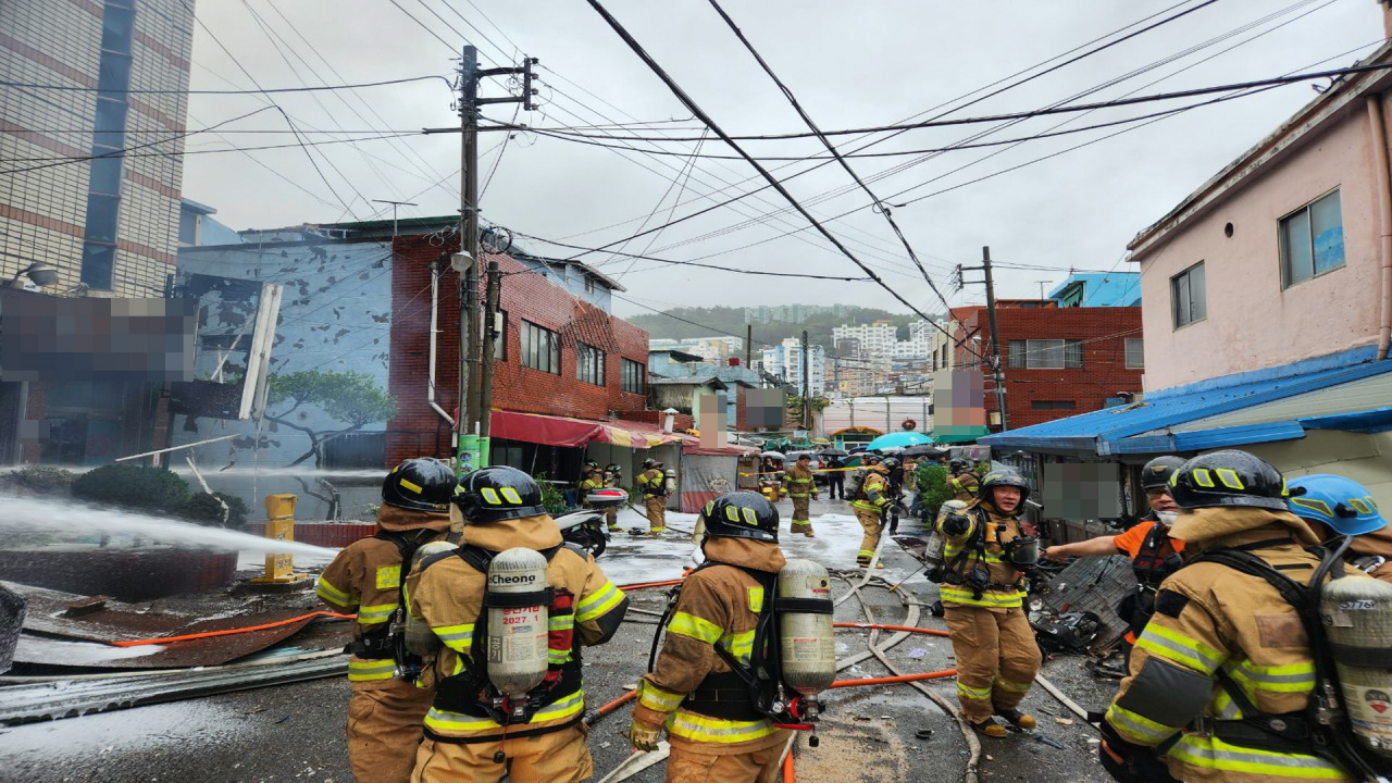 1일 오후 부산 동구 한 목욕탕에서 화재로인한 폭발이 발생해 소방대원들이 진화를 하고 있다. [연합]
