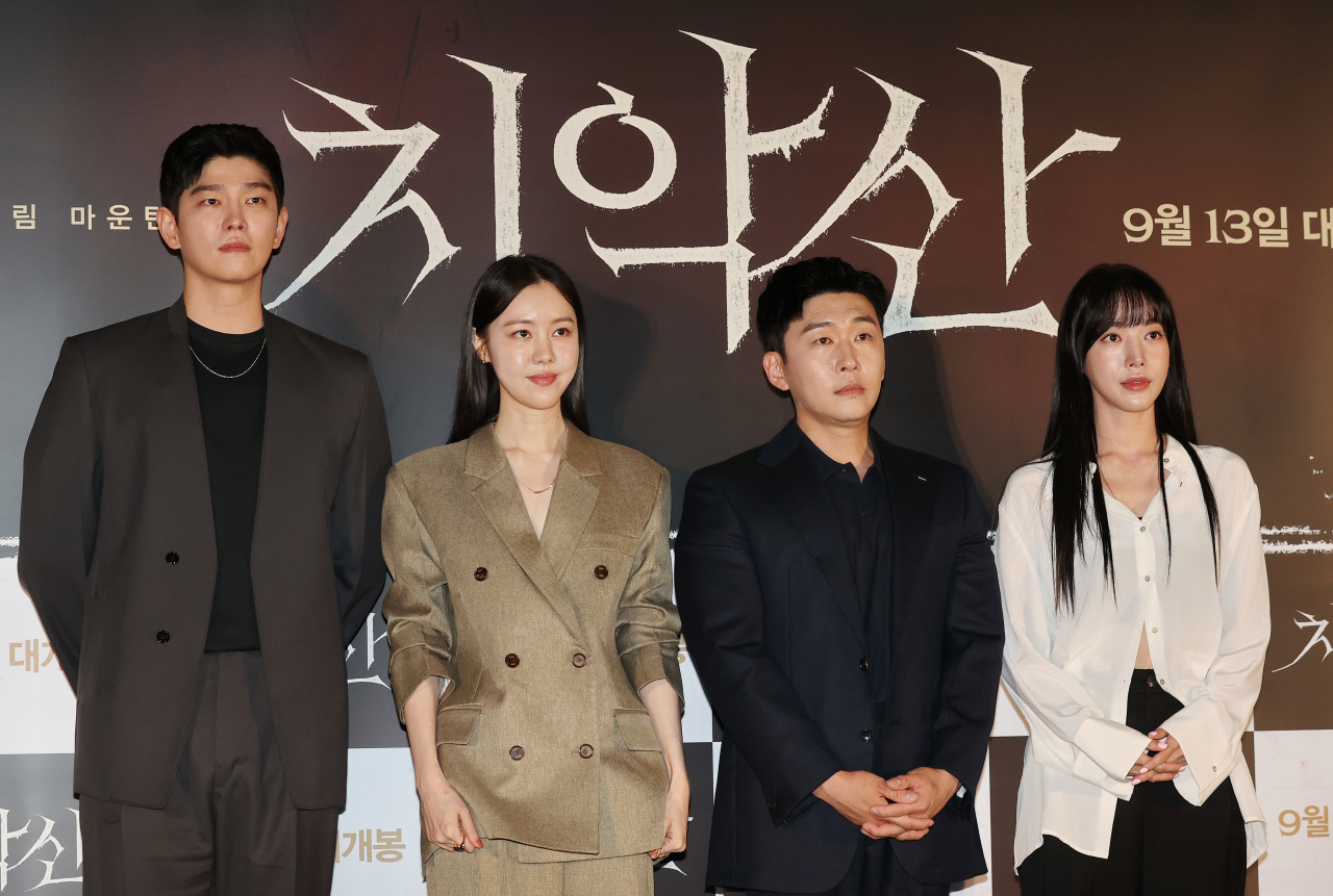 지난달 31일 오후 서울 광진구 롯데시네마 건대입구점에서 열린 공포 영화 '치악산' 시사간담회에서 배우 윤균상(왼쪽부터), 김예원, 연제욱, 배그린이 포즈를 취하고 있다. [연합]