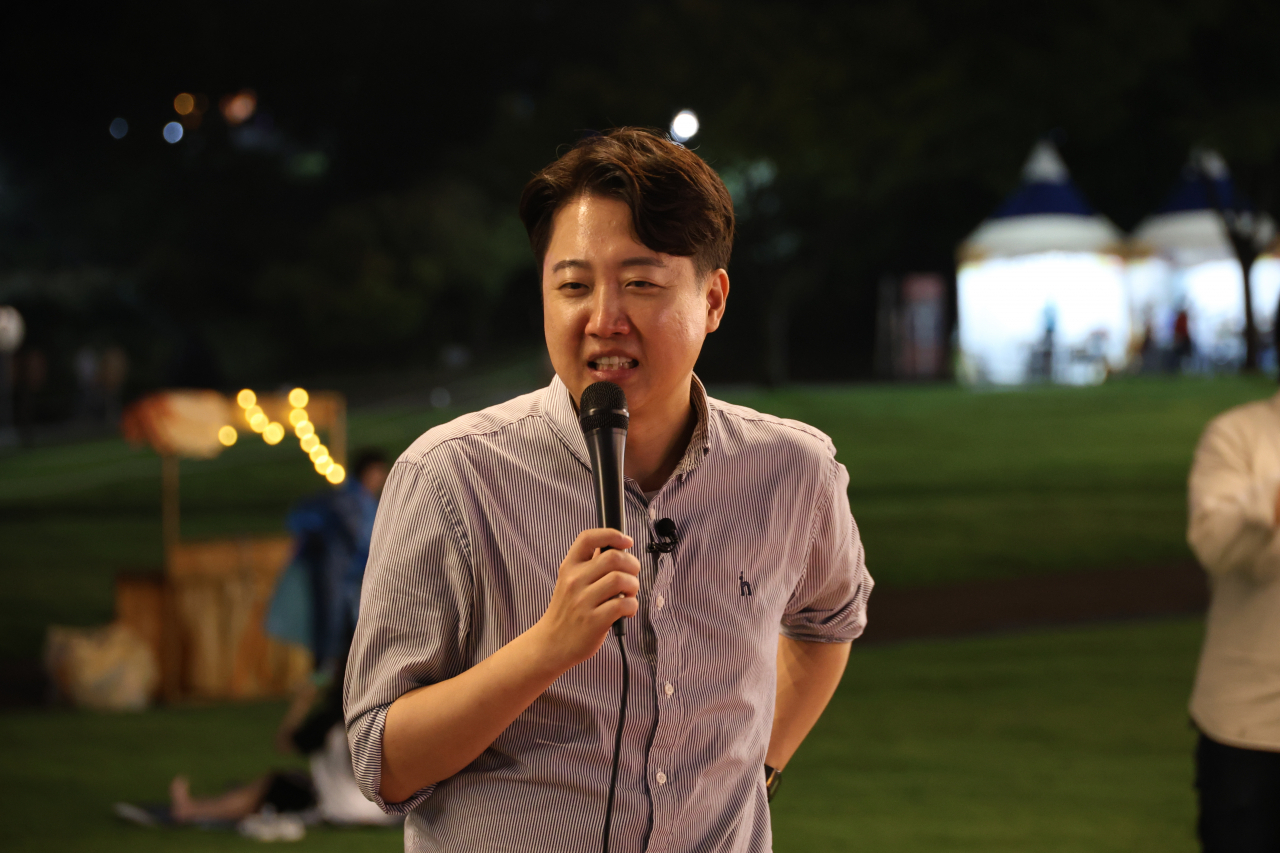 2일 국민의힘 이준석 전 대표가 대구치맥페스티벌이 열리고 있는 달서구 두류공원 야외음악당에서 지지자 등 시민들과 만나 대화하고 있다. [연합]