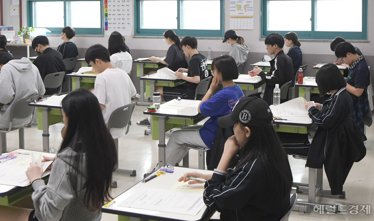 2024학년도 대학수학능력시험 6월 모의평가 실시일인 1일 서울 송파구 방산고등학교에서 학생들이 시험 전 준비를 하고 있다. 사진공동취재단
