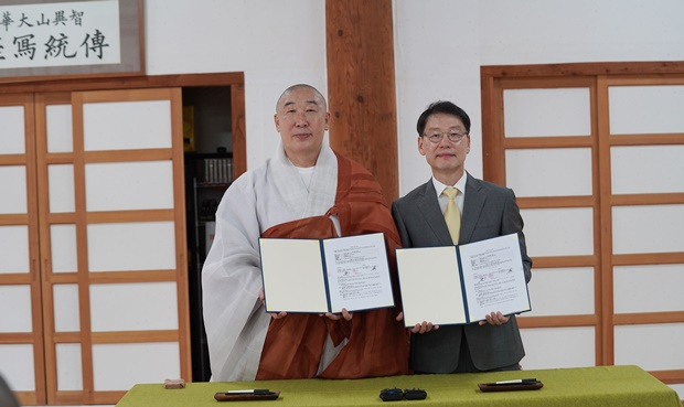 화엄사 주지 덕문스님과 비건버거 식품회사인 그린마타 우의수 대표.