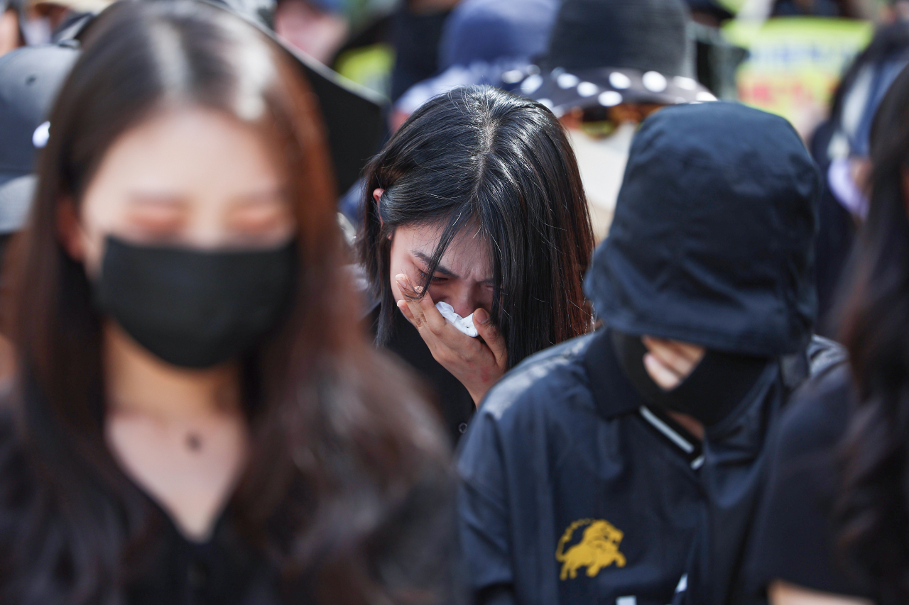 2일 오후 서울 영등포구 국회대로에서 열린 '50만 교원 총궐기 추모 집회'에서 교사들이 눈물을 흘리고 있다. [연합]