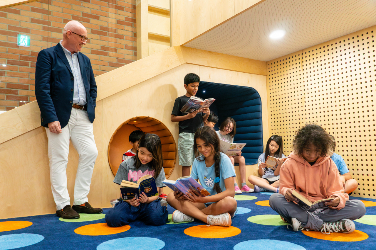 Cameron Fox, the new school director at Korea International School, is seen with students at the school’s campus (Photo provided by Korea International School)