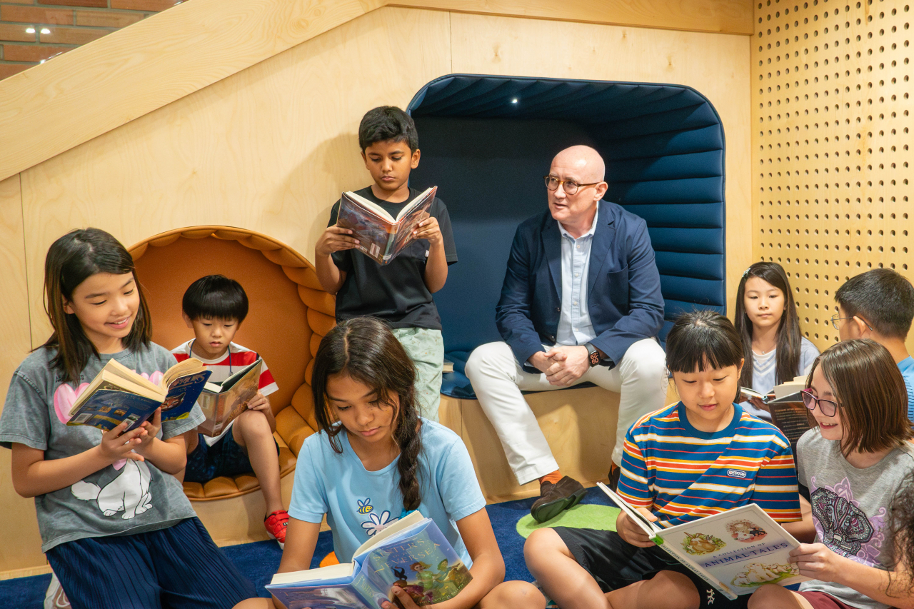 Cameron Fox, the new school director at Korea International School, is seen with students at the school’s campus (Photo provided by Korea International School)