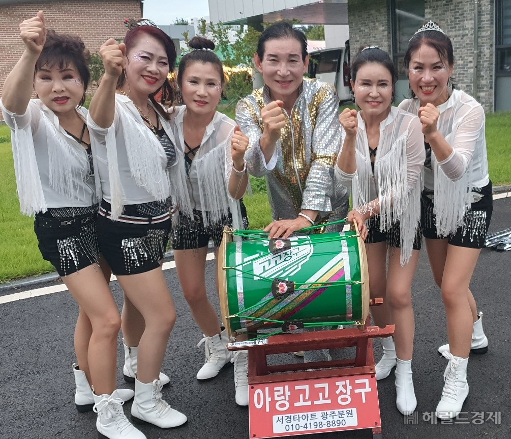 아랑고고장구 광주지회 박석동 회장과 회원들이 축제현장에서 신나는 장구퍼포먼스를 펼쳤다. 서인주 기자
