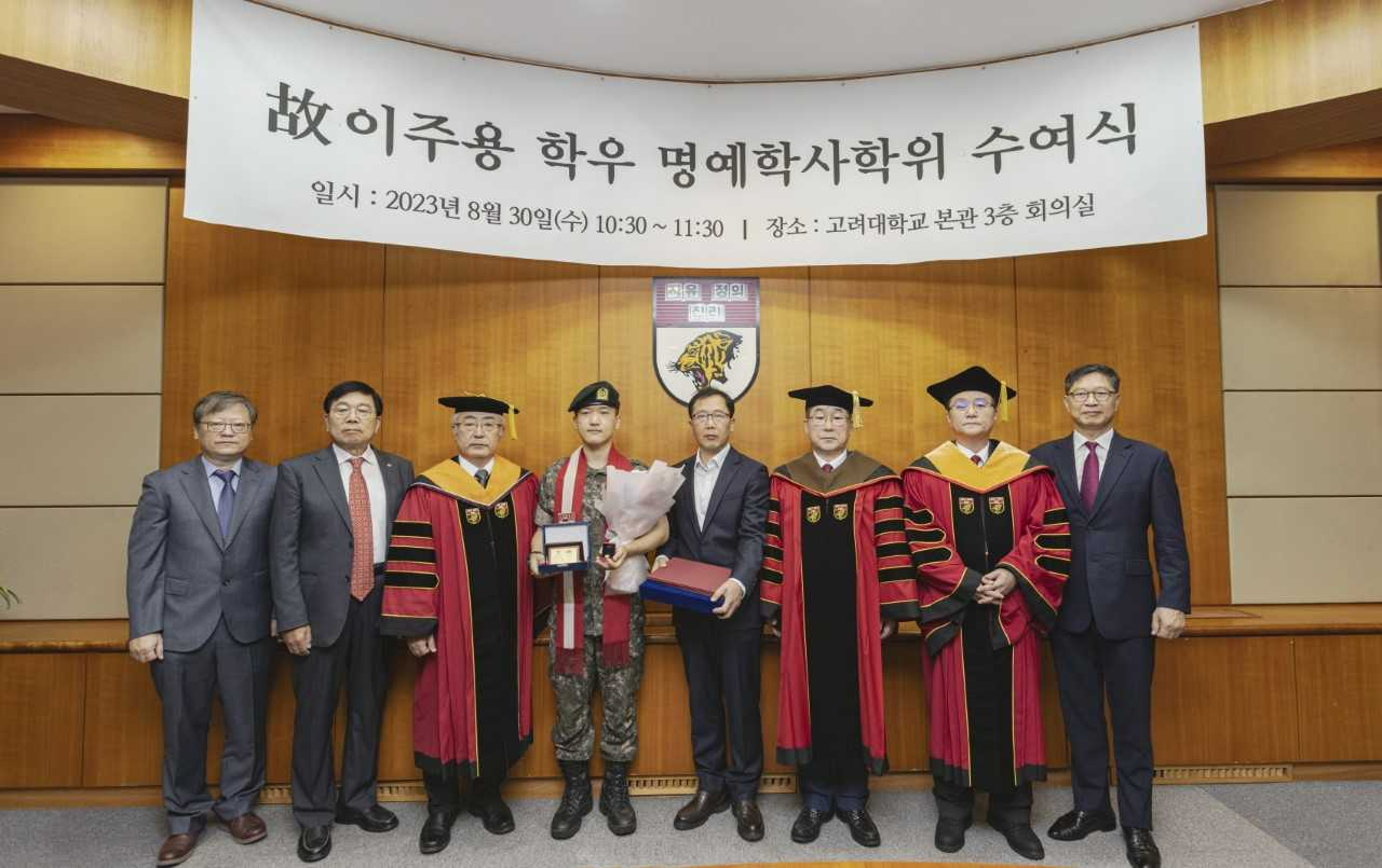 (왼쪽부터) 한창수 고려대 기계공학부 학부장, 황성철 고려대 교우회 수석부회장, 이원규 교무부총장, (동생)이준영 님, (아버지)이상윤 님, 김동원 고려대 총장, 이해근 고려대 공과대학장, 태범석 고려대 공과대학 교우회장이 명예학사학위 수여식에서 기념촬영을 하고 있다. [사진=고려대]