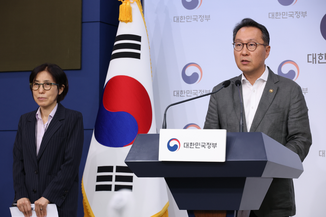 박민수 보건복지부 2차관이 1일 정부서울청사 별관에서 인천 참사랑 병원 관련 정부 입장을 발표하고 있다. 박민수 보건복지부 제2차관은 이날 마약 치료보호기관의 재정난과 관련해 "사후보상제 등 특단의 대책을 마련해 지원을 강화하겠다"고 말했다. [연합]