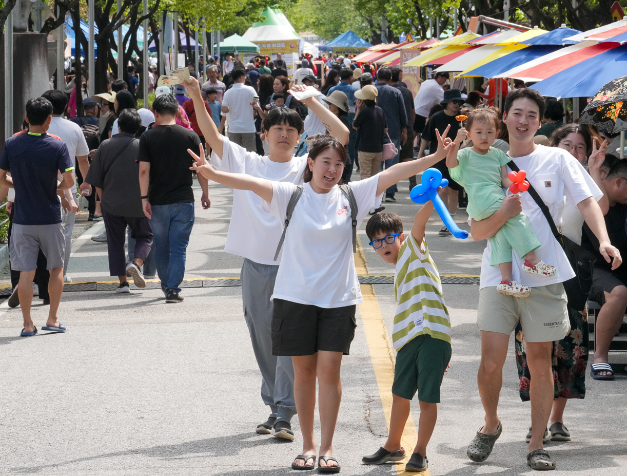 2일 강원 양구군 레포츠공원 일원에서 열린 2023 국토정중앙 청춘양구 배꼽축제를 찾은 가족 단위 방문객이 기념 촬영하고 있다. 양구 배꼽축제는 3일까지 진행된다. [연합]