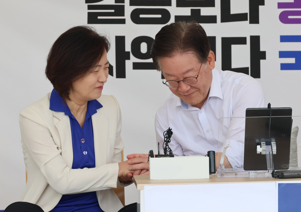 추미애 전 법무부 장관이 3일 오후 국회 본청 앞에서 나흘째 단식을 이어가고 있는 더불어민주당 이재명 대표를 위로 방문하고 있다. [연합]