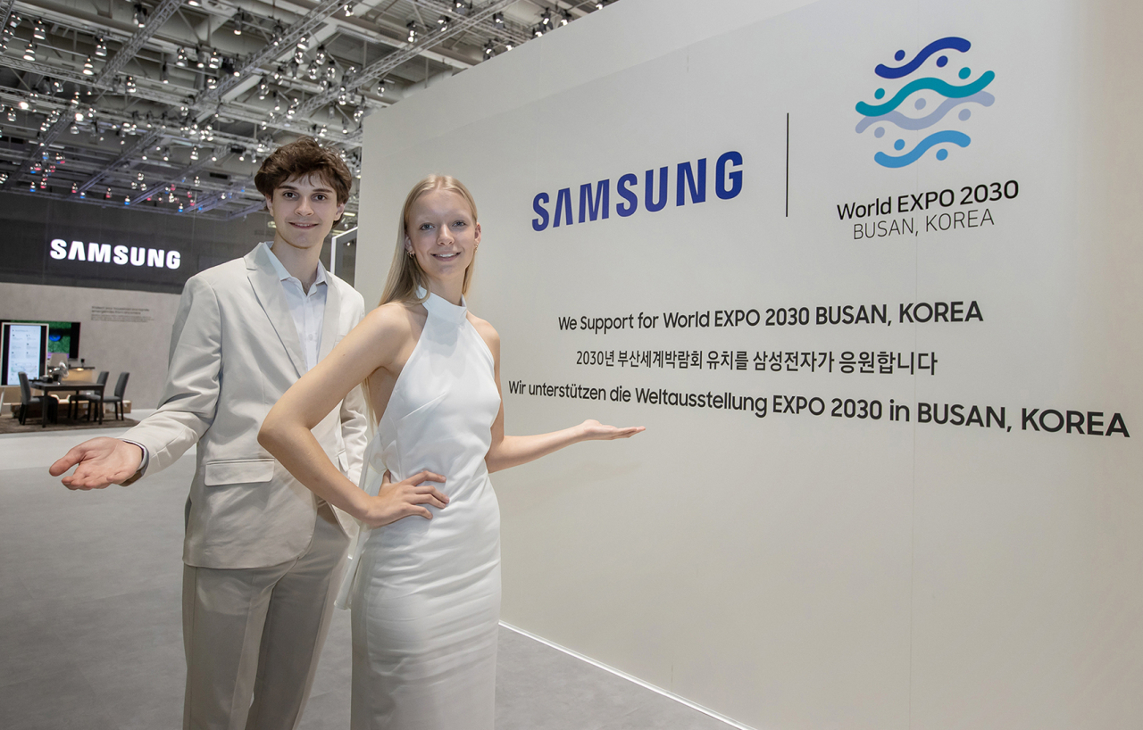독일 베를린에서 열린 유럽 최대 가전 전시회 ‘IFA 2023’의 삼성전자 전시장에 게재된 부산엑스포 응원 문구. [삼성전자 제공]