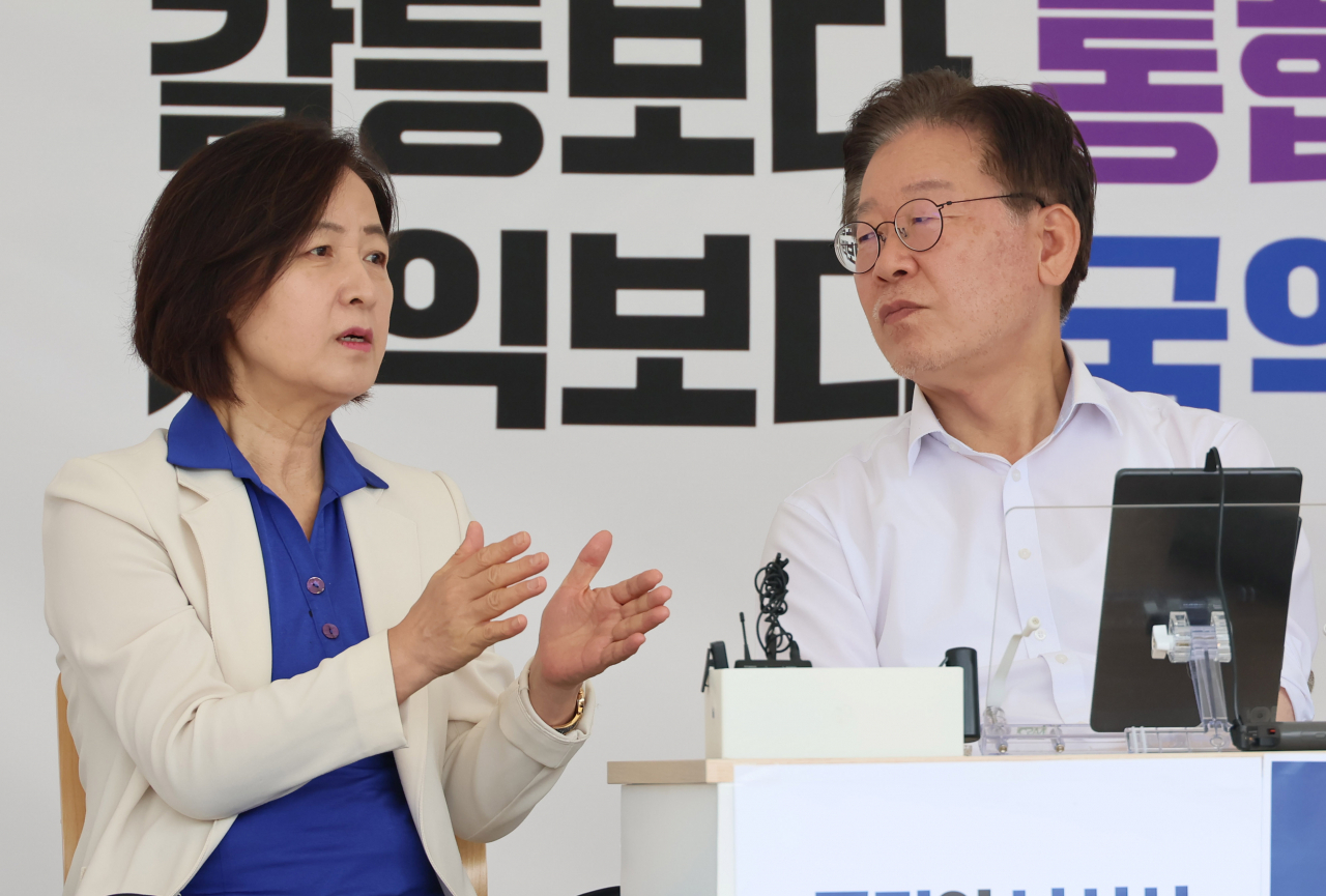 추미애 전 법무부 장관이 3일 오후 국회 본청 앞에서 나흘째 단식을 이어가고 있는 더불어민주당 이재명 대표를 위로 방문하고 있다. 연합뉴스