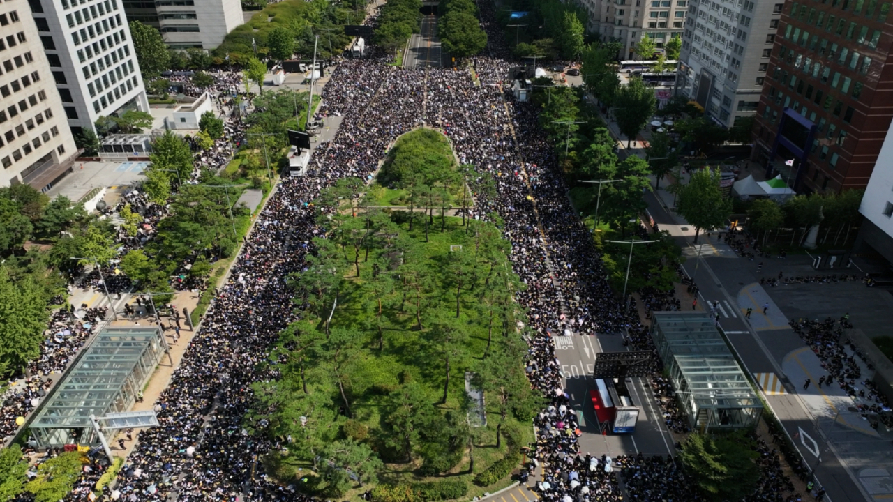 2일 오후 서울 영등포구 국회대로에서 열린 '0902 50만 교원 총궐기 추모 집회'에 공교육 정상화를 요구하는 많은 교사들이 참가하고 있다. [연합]