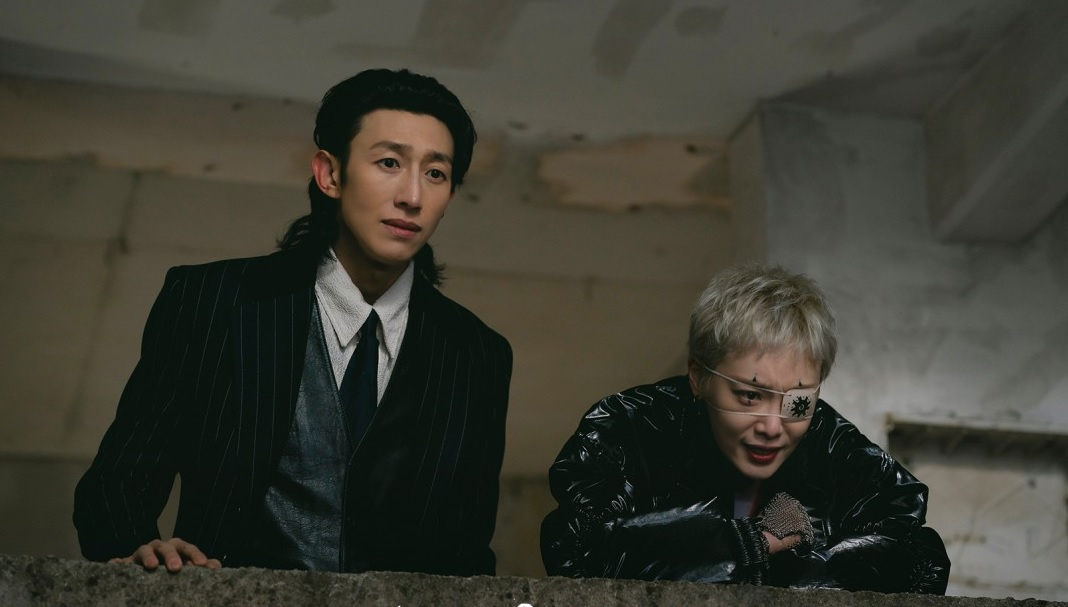 Kang Ki-young (left) and Kim Hieora team up as the evil spirits in “The Uncanny Counter Season 2” (tvN)