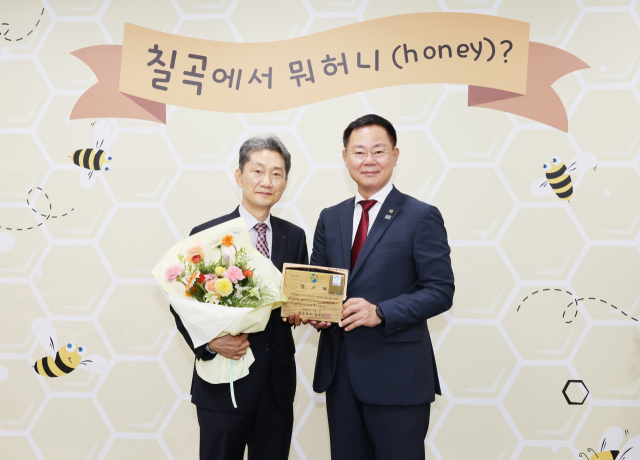 김재욱 칠곡군수는 지난 1일 상생의 가치를 알리기 위해 왜관공단 내 자동차 스포일러를 생산해 현대차에 납품하는 대일기업 박병태 대표(사진 왼쪽)에게 감사패를 전달하고 있다.[칠곡군 제공]