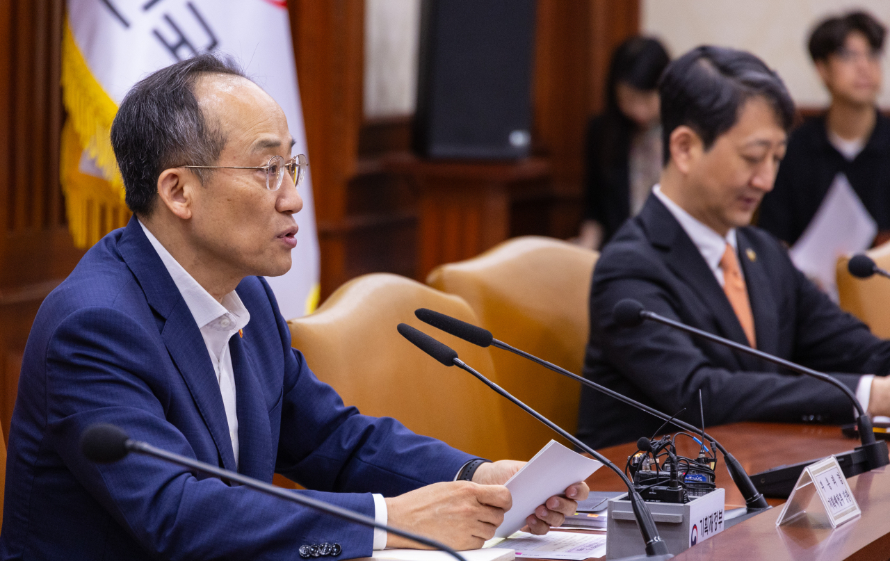 추경호 경제부총리 겸 기획재정부 장관이 4일 정부서울청사에서 열린 비상 경제장관회의 겸 수출 투자대책 회의에 참석해 최근 경제 동향과 수출 상황에 대해 말하고 있다. [연합]
