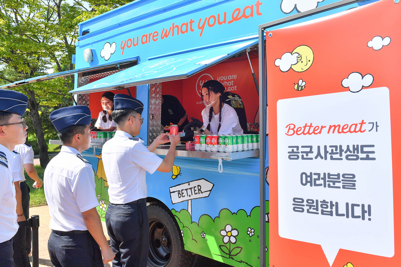 1일 충북 청주시 공군사관학교에서 신세계푸드가 생도와 장병 1300여 명에게 대안육 ‘베러미트(Better Meat)’ 를 활용해 만든 핫도그 등을 간식으로 제공하고 있다. [신세계푸드 제공]
