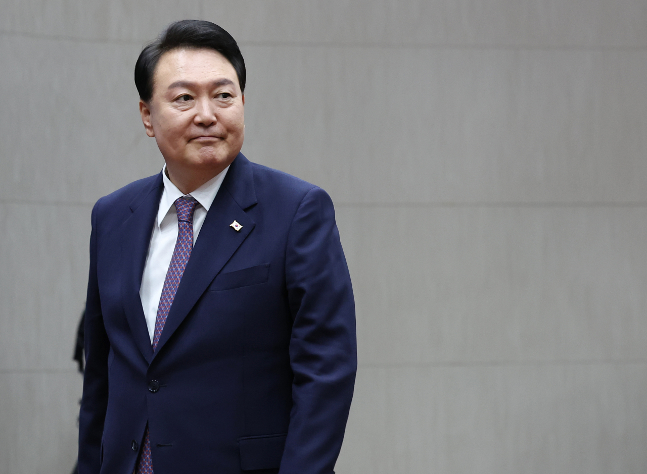 윤석열 대통령이 1일 서울 서초구 국립외교원에서 열린 국립외교원 60주년 기념식에서 축사를 하기 위해 단상으로 향하고 있다. [연합]
