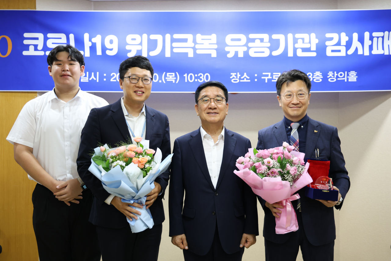 문헌일 구로구청장(왼쪽 세번째부터), 남성우 우리아이들의료재단 부이사장. [우리아이들병원 제공]