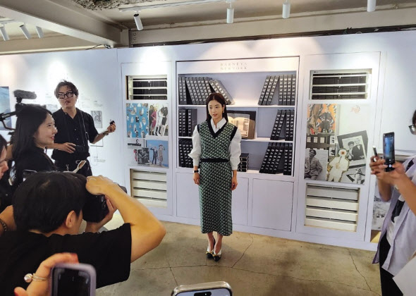 배우 기은세 씨가 8월 31일 ‘바니스 뉴욕’ 론칭 행사장에서 사진촬영을 하고 있다. 김벼리 기자