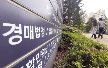 정부가 인천 미추홀구 전세사기 피해 주택에 대한 경매를 유예하기로 한 20일 오전 시민들이 인천지방법원 경매법정으로 향하고 있다. [연합]