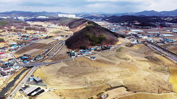추경호 경제부총리 겸 기획재정부 장관이 4일 서울 종로구 정부서울청사에서 열린 비상경제장관회의 겸 수출투자대책회의에 참석해 모두발언을 하고 있다(위쪽). 정부는 이날 회의에서 반도체 경쟁력을 강화하기 위해 용인 반도체 국가산단의 예비타당성 조사 면제를 추진하기로 했다. 아래쪽 사진은 대규모 시스템 반도체 국가산업단지로 지정된 경기도 용인시 처인구 남사읍 일대. 임세준 기자·[연합]