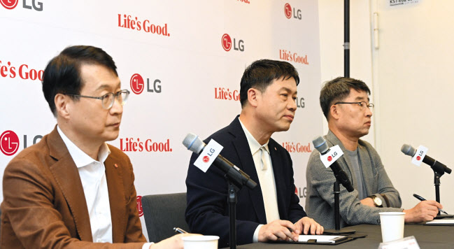 이재성(왼쪽부터) LG전자 H&A사업본부 에어솔루션사업부장 부사장, 류재철 H&A사업본부장 사장, 이현욱 키친솔루션사업부장 전무가 2일(현지시간) 독일 베를린에서 기자간담회를 갖고 있다. [LG전자 제공]