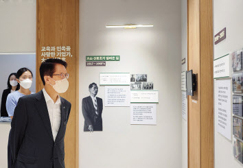 신창재 교보생명 대표이사 겸 이사회 의장이 1일 서울 종로구 교보문고 광화문점에서 열린 ‘대산 신용호 교보생명 창립자 영면 20주기 추모 전시회’를 둘러보고 있다. [교보생명 제공]