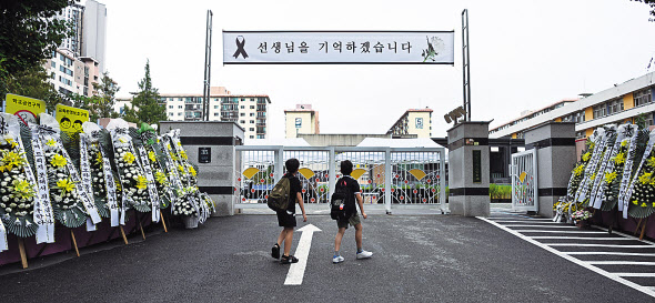 고(故) 서이초 교사 49재 일인 4일 서울 서초구 서이초에 추모 플래카드가 걸려있다. 전국 교사들은 이날을 ‘공교육 멈춤의 날’로 정하고 오후 서울 여의도동 국회의사당 앞에서 고(故) 서이초 교사 49재 추모집회를 개최하는 등 전국 곳곳에서 다양한 방식으로 서이초 교사를 애도할 계획이다. 교육부에 따르면 지난 1일 기준 이날 전국 30개 초등학교(0.5%)에서 임시휴업(재량휴업)을 계획했다. ▶관련기사 22면 이상섭 기자