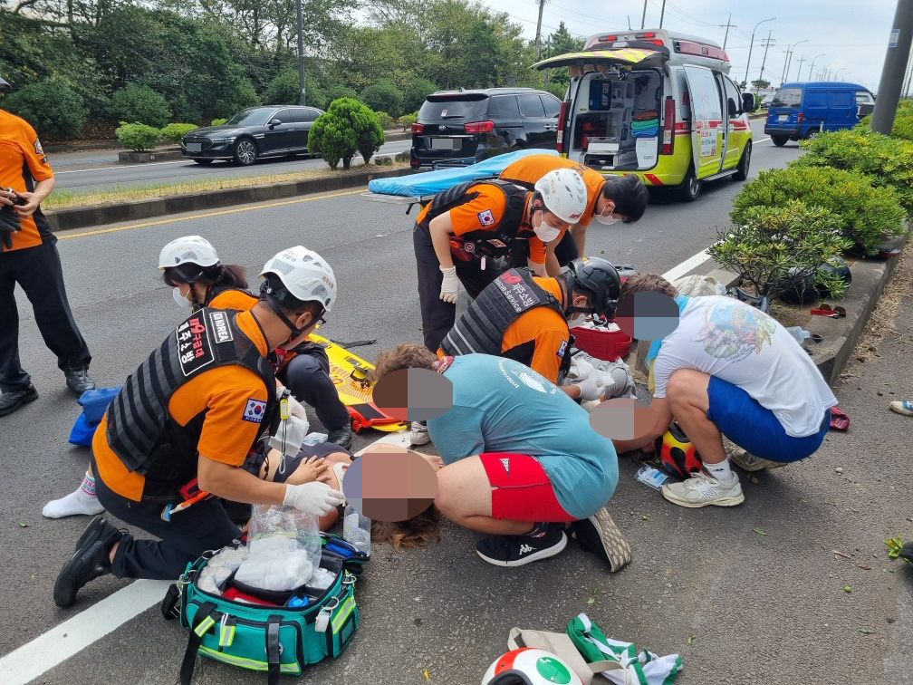 17일 낮 12시 36분쯤 제주 서귀포시 대정읍 한 도로에서 독일 국적 잼버리 대원 A양이 몰던 오토바이가 도롯가 연석을 들이받고 쓰러져 A양과 동승자인 쌍둥이 B양이 중경상을 입고 119구급대에 의해 병원으로 이송됐다. 사진은 서귀포소방서 소속 119구급대가 A양과 B양에 대해 구급 활동을 벌이는 모습. [연합]