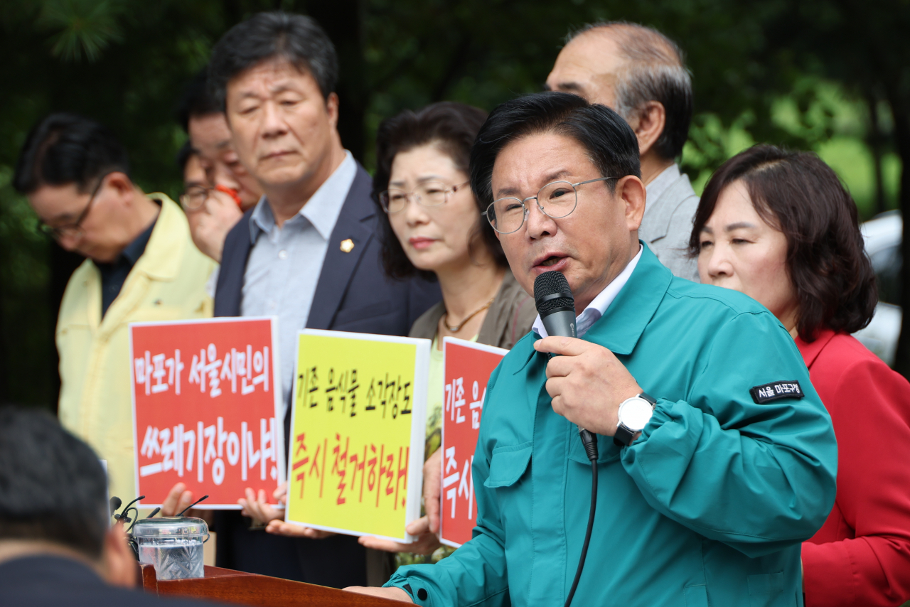 박강수 마포구청장이 4일 오전 서울 마포구 상암동 자원회수시설 앞에서 서울시의 쓰레기소각장 신설 결정에 대한 반대 입장을 밝히는 기자회견을 하고 있다. 시는 신규 광역자원회수시설 건립지로 현 마포자원회수시설 부지 옆 상암동 481-6 등 2개 필지를 신규 입지로 결정한 바 있다. [연합]