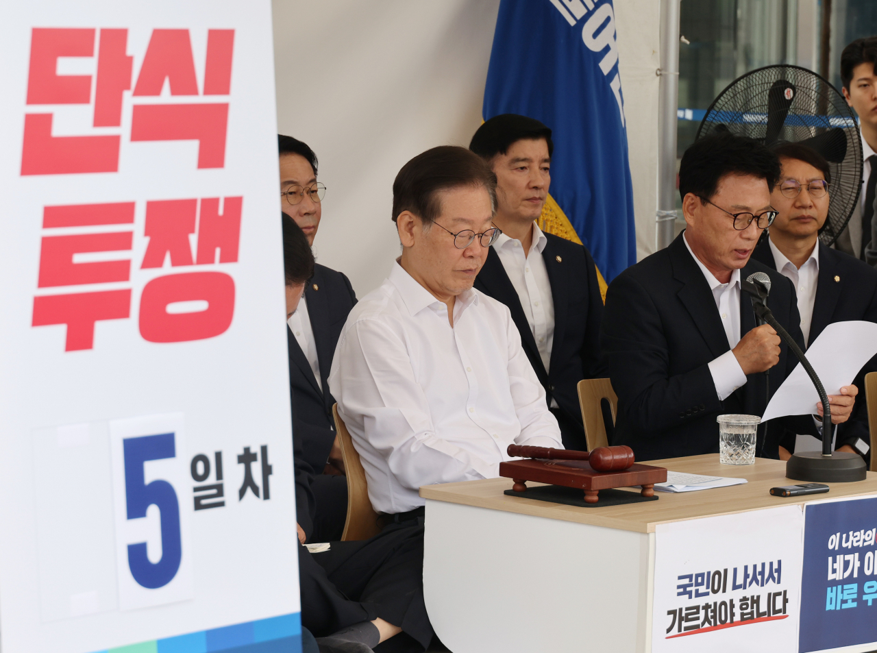 이재명 더불어민주당 대표가 4일 국회 앞 단식투쟁 천막에서 최고위원회의를 하고 있다. [연합]