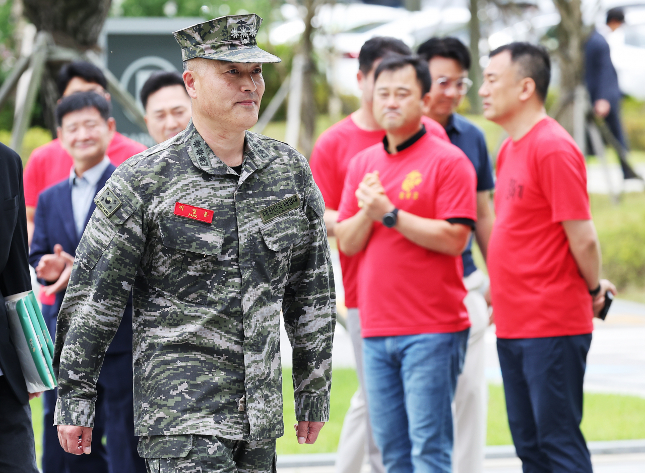 채 모 상병 순직 사건을 수사하다 해임된 박정훈 전 해병대 수사단장이 4일 오전 경기도 수원시 영통구 수원지방법원에서 열린 보직해임 집행정지 신청 첫 심문에 출석하고 있다. [연합]