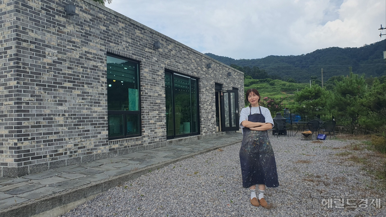 화순 능주 인량동길. 평생 집을 지어오신 아버지가 막내딸을 위해 만들어 준 작품같은 작업실이다. 서인주 기자