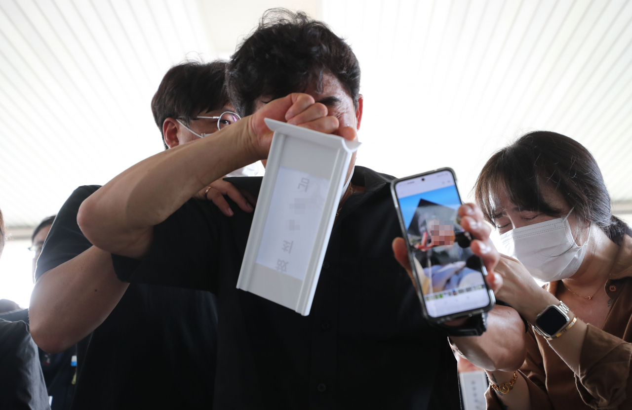 오송참사 유가족협의회가 4일 청주시청 앞에서 기자회견을 한 뒤 이범석 시장을 만나려고 시청으로 진입하다 저지당하자 울음을 터뜨리고 있다. [연합]