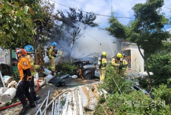 도로를 달리던 택시가 주택 마당으로 돌진해 주택을 들이받았다. 이 사고로 택시 운전자 80대 A씨가 경상을 입었고 택시는 전소됐다. [제주소방안전본부]