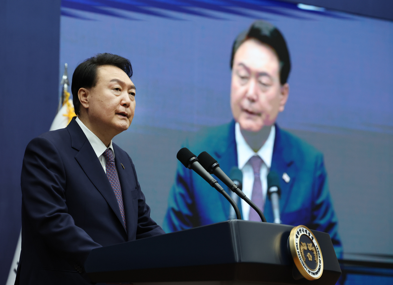 윤석열 대통령이 1일 서울 서초구 국립외교원에서 열린 국립외교원 60주년 기념식에서 축사를 하고 있다. [연합]