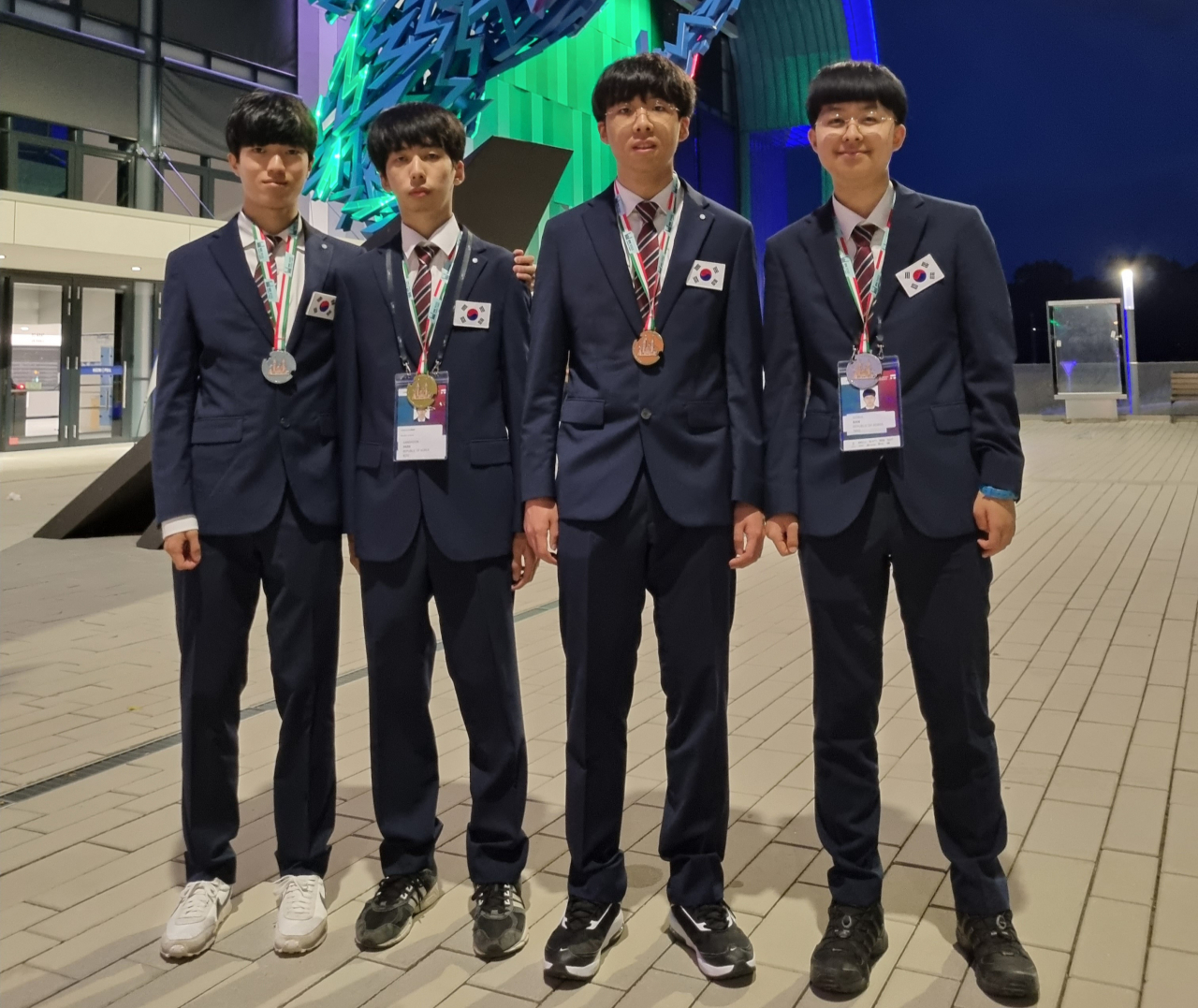 국제정보올림피아드 한국대표 학생들. 이성호(왼쪽부터), 박상훈, 이동현, 반딧불 학생.[과기정통부 제공]