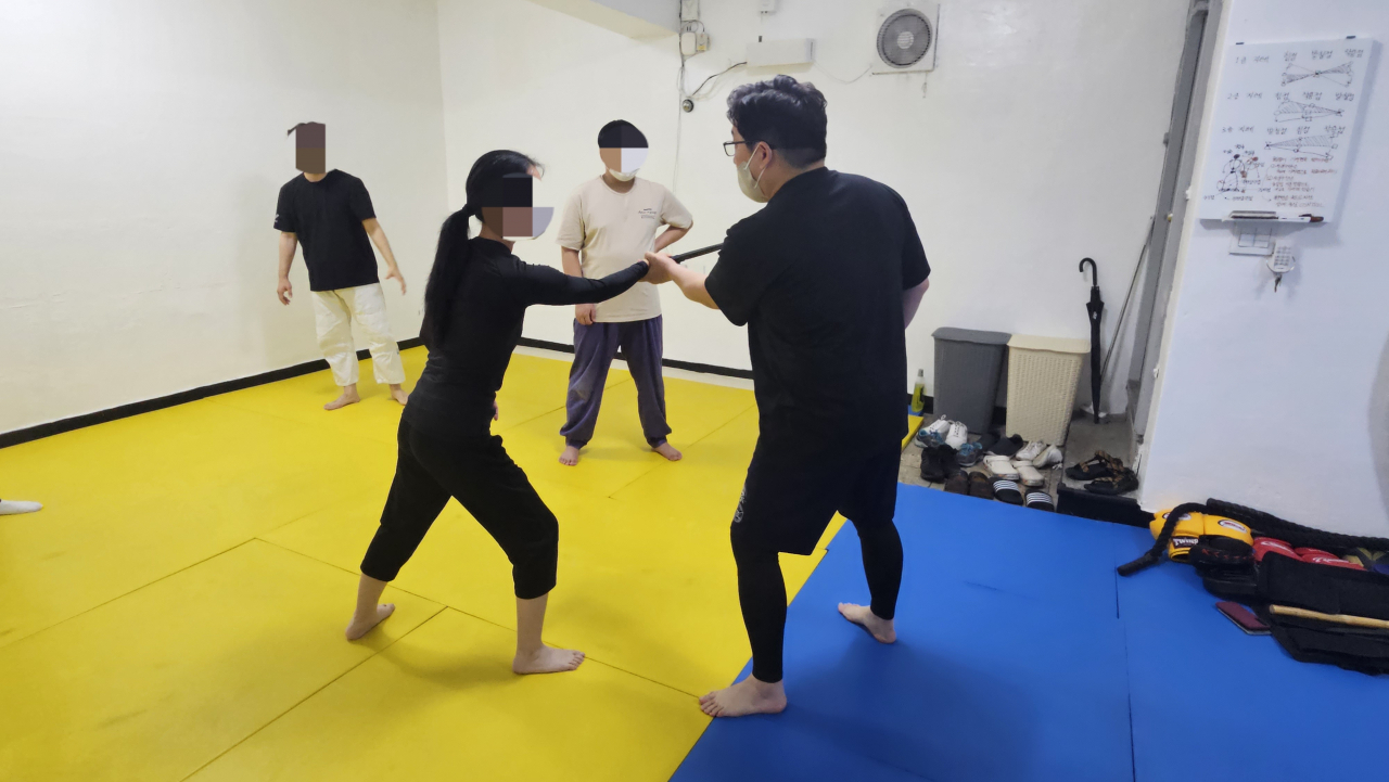 31일 서울 용산구의 한 체육관에서 흉기를 막는 ‘나이프 디펜스’ 수업이 한창 진행되고 있었다. 박지영 기자.