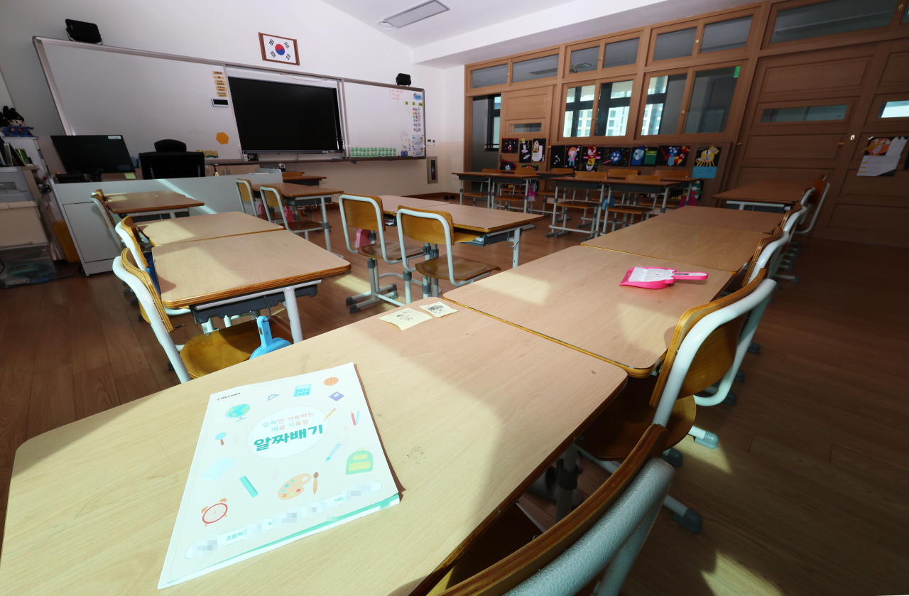 서울 서초구 초등학교에서 숨진 교사의 49재 일인 4일 세종시 한 초등학교 교실이 비어있다. 교육계에 따르면 교사들은 이날을 '공교육 멈춤의 날'로 정하고 전국 곳곳에서 다양한 방식으로 올해 7월 숨진 서초구 초등교사를 애도할 계획이다. [연합]